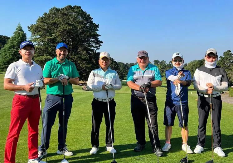 Los responsables de Exclusivas de Élite con los clientes coreanos que les visitaron el año pasado y disfrutaron de un día de golf en Pedreña.